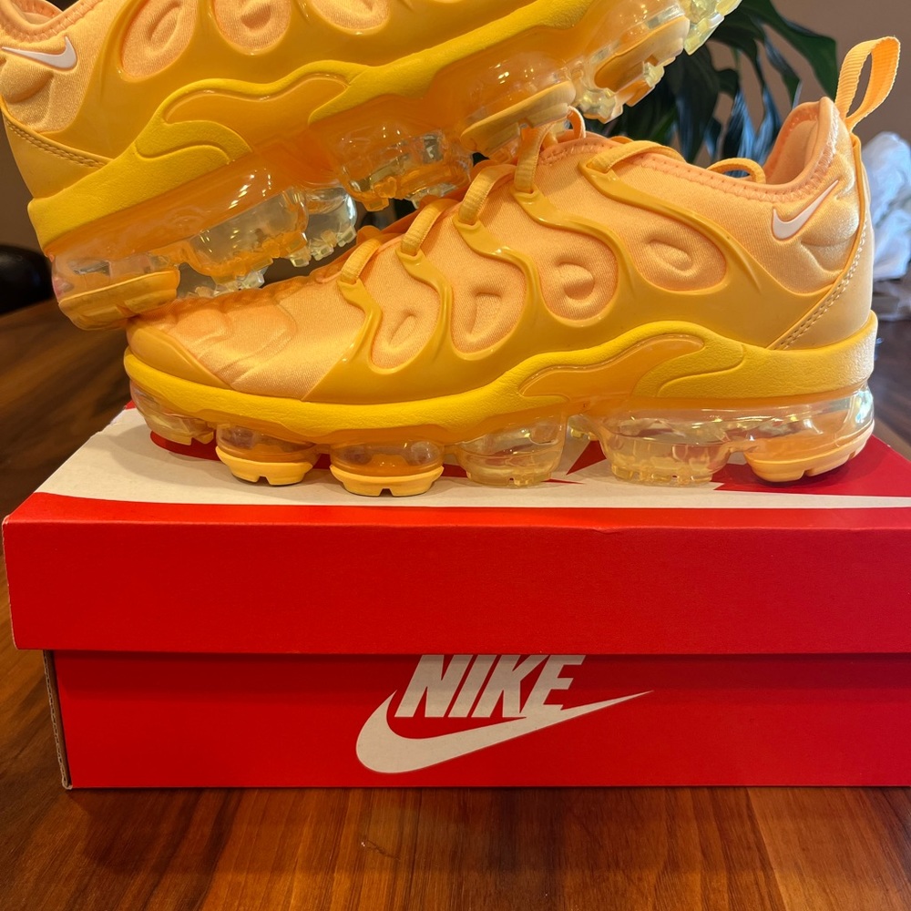 NIKE AIR VAPORMAX YELLOW WORN ONE TIME ABSOLUTELY PERFECT BEAUTIFUL CONDITION.